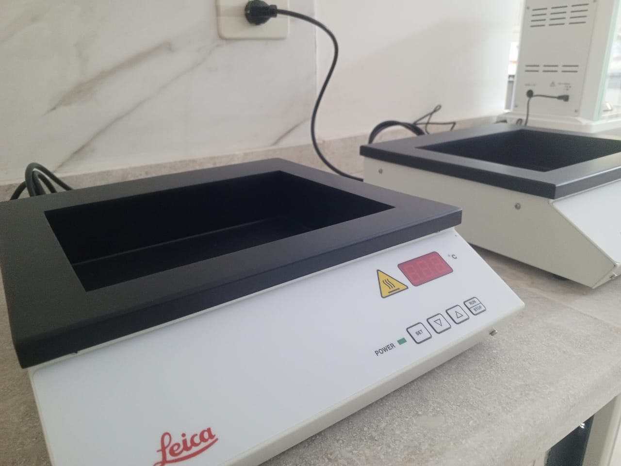 تركيب أجهزة جديدة لمعامل الكلية