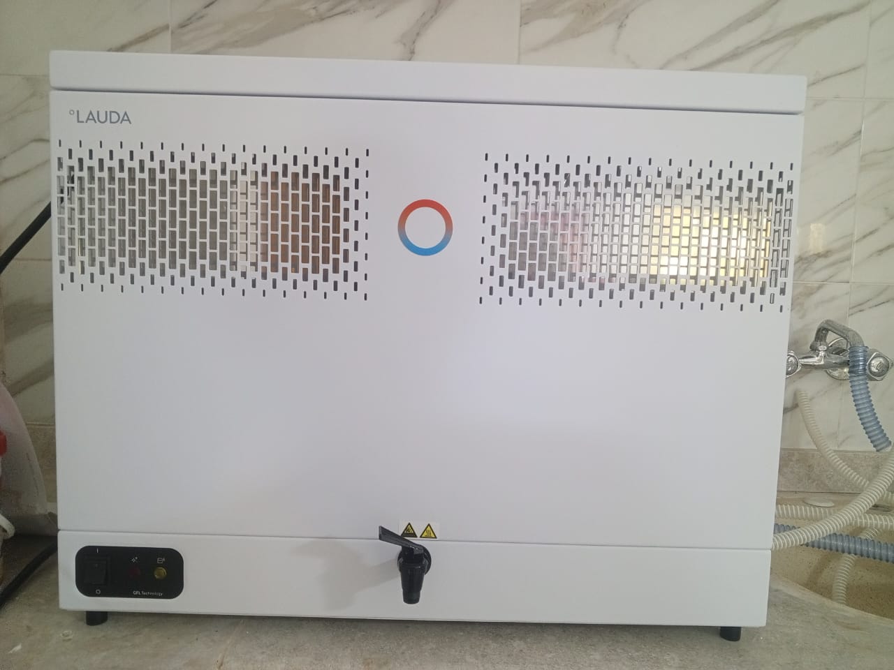 تركيب أجهزة جديدة لمعامل الكلية