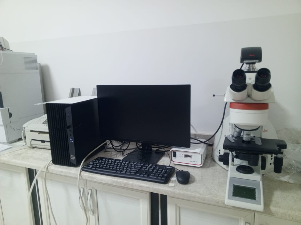 تركيب أجهزة جديدة لمعامل الكلية