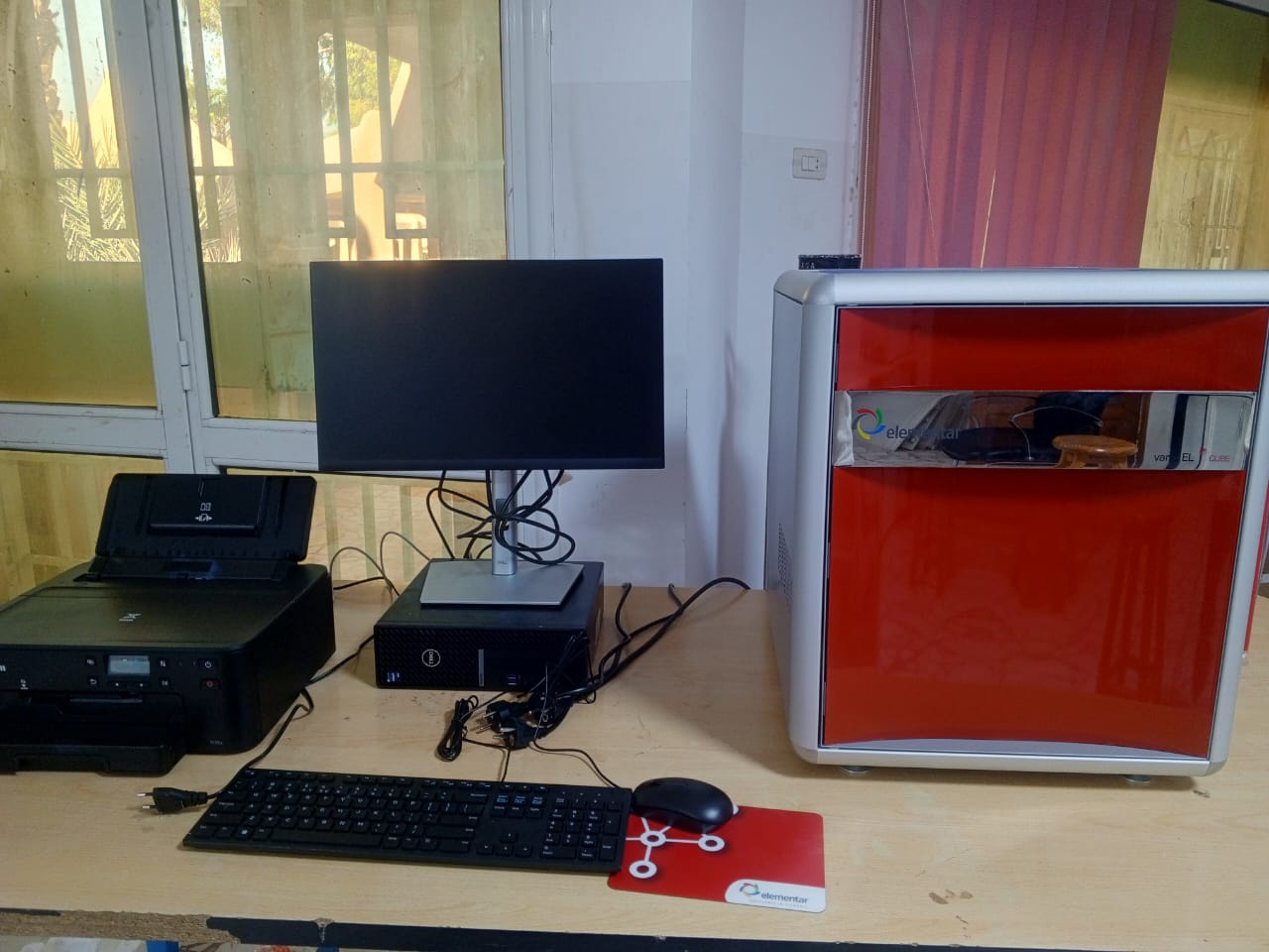 تركيب أجهزة جديدة لمعامل الكلية