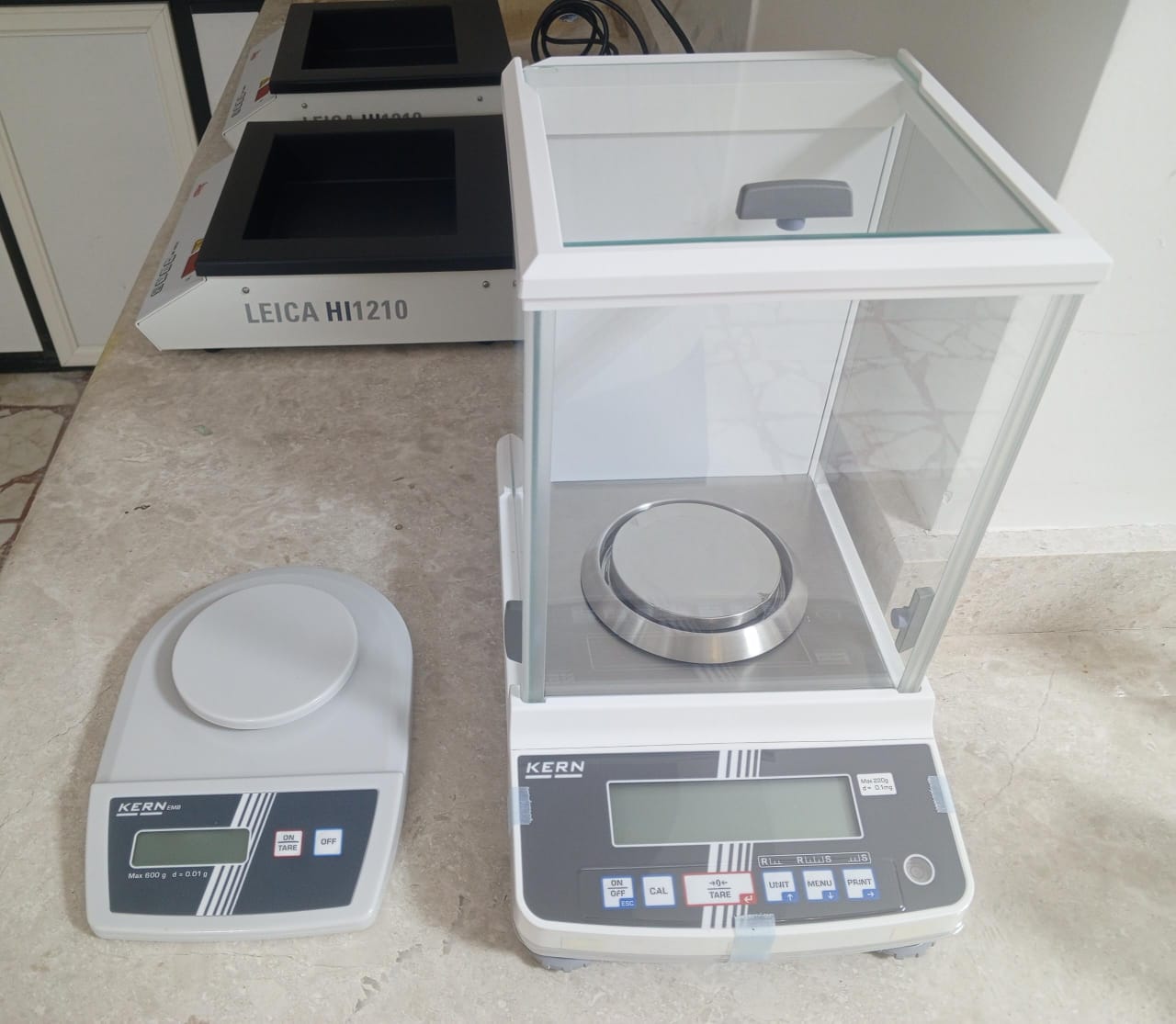 تركيب أجهزة جديدة لمعامل الكلية